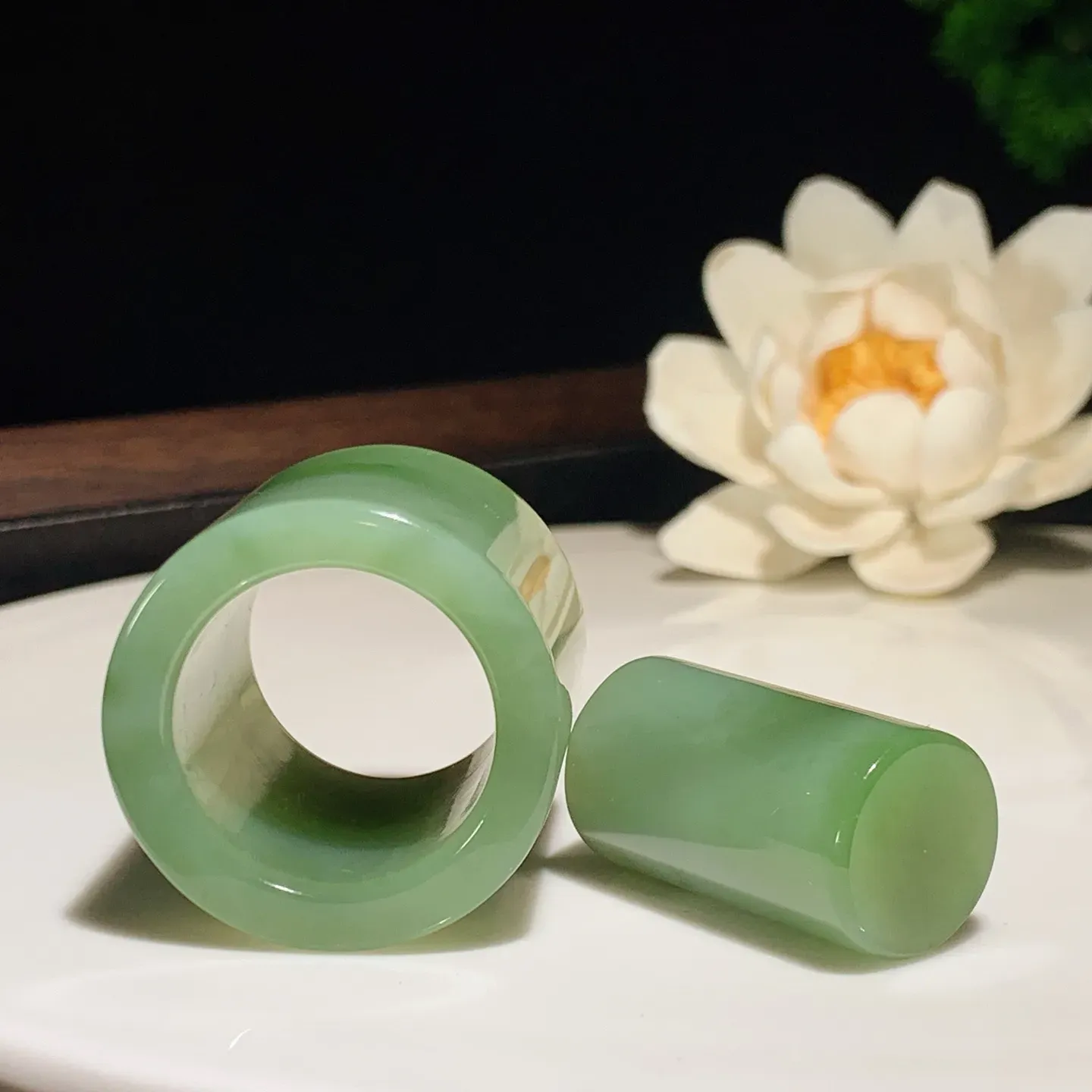 和田玉粉青飘绿俄罗斯碧玉扳指 尺寸30/32/5重54.3克。内径 22玉质细腻油润。手推出油。佩戴高端典雅。lt251201