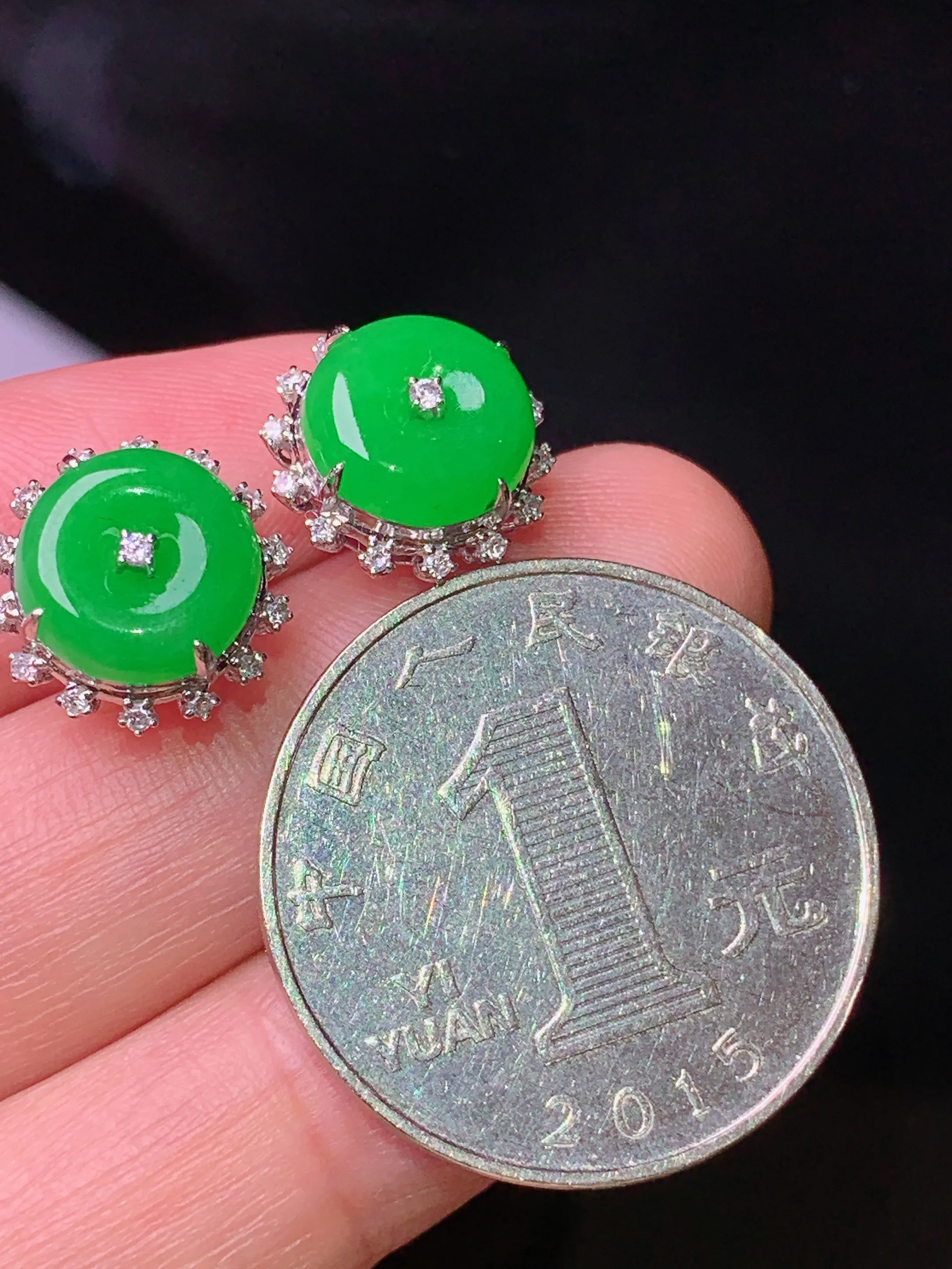 18k金钻镶嵌满绿平安扣耳钉 吊坠 玉质细腻 色泽清新艳丽 整体尺寸12*6