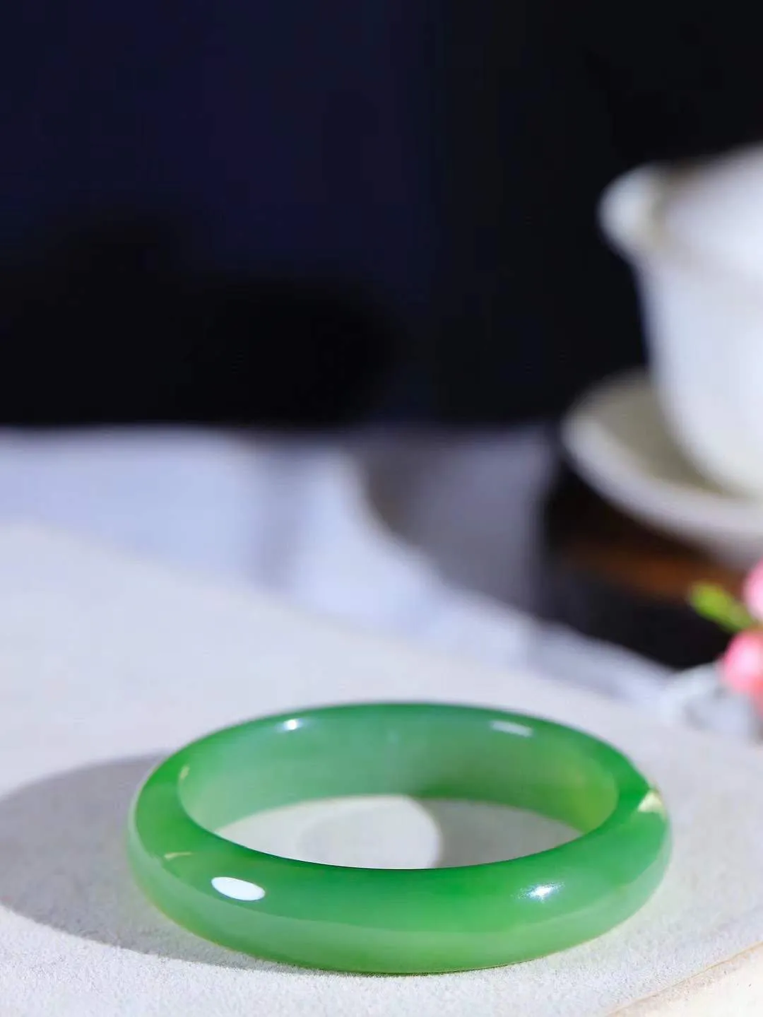 【悠悠芳华.镯】

收藏传家级臻品和田玉碧玉猫眼手镯 玉质温润 青葱岁月，尽收腕中，婉转流畅，凝