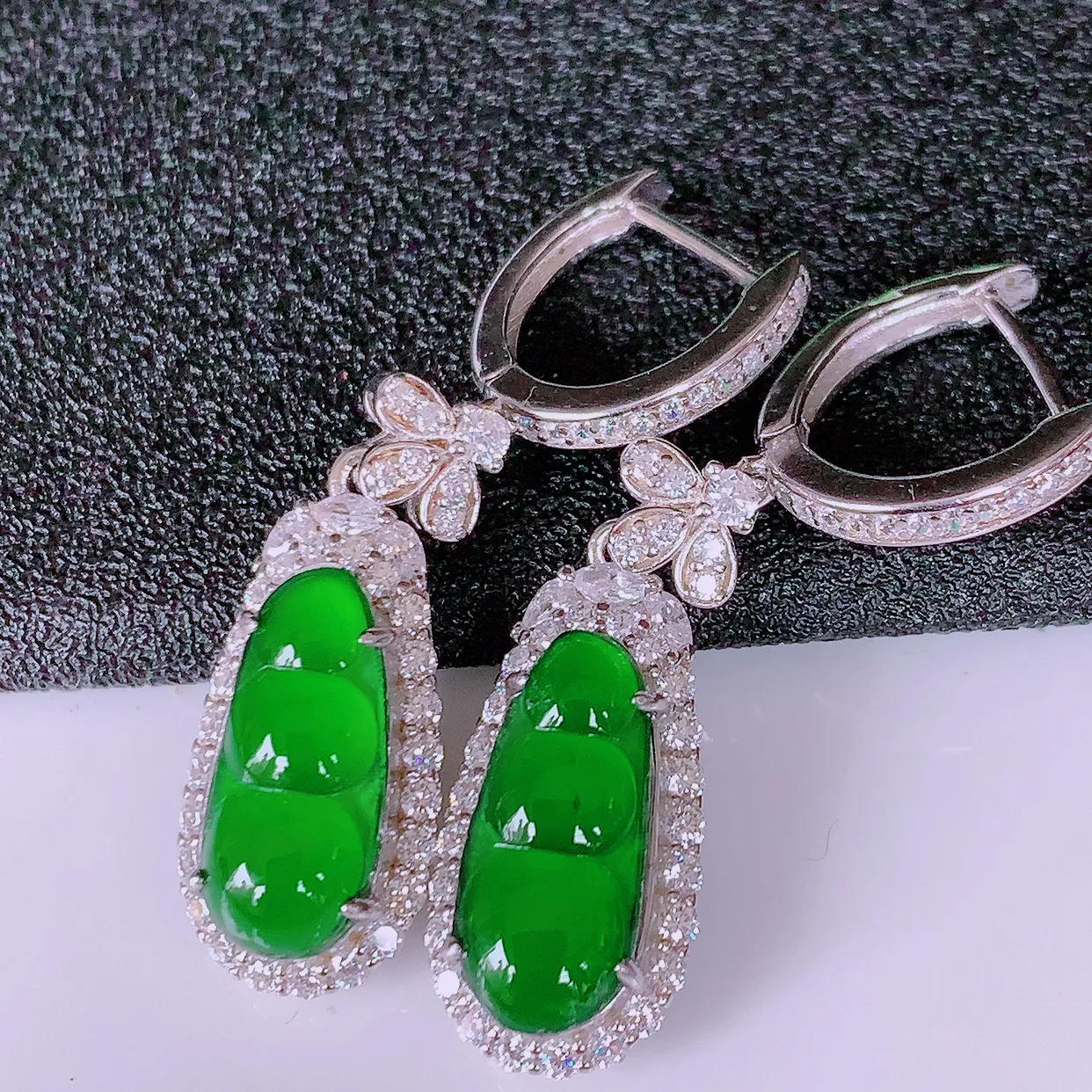 冰透满绿翡翠925银镶嵌福豆耳坠，自然光实拍，翠色灵动，颜色漂亮，种老水足，品相佳，佩戴佳品！#97.29整体37.8*10-6.5裸石14-6.6