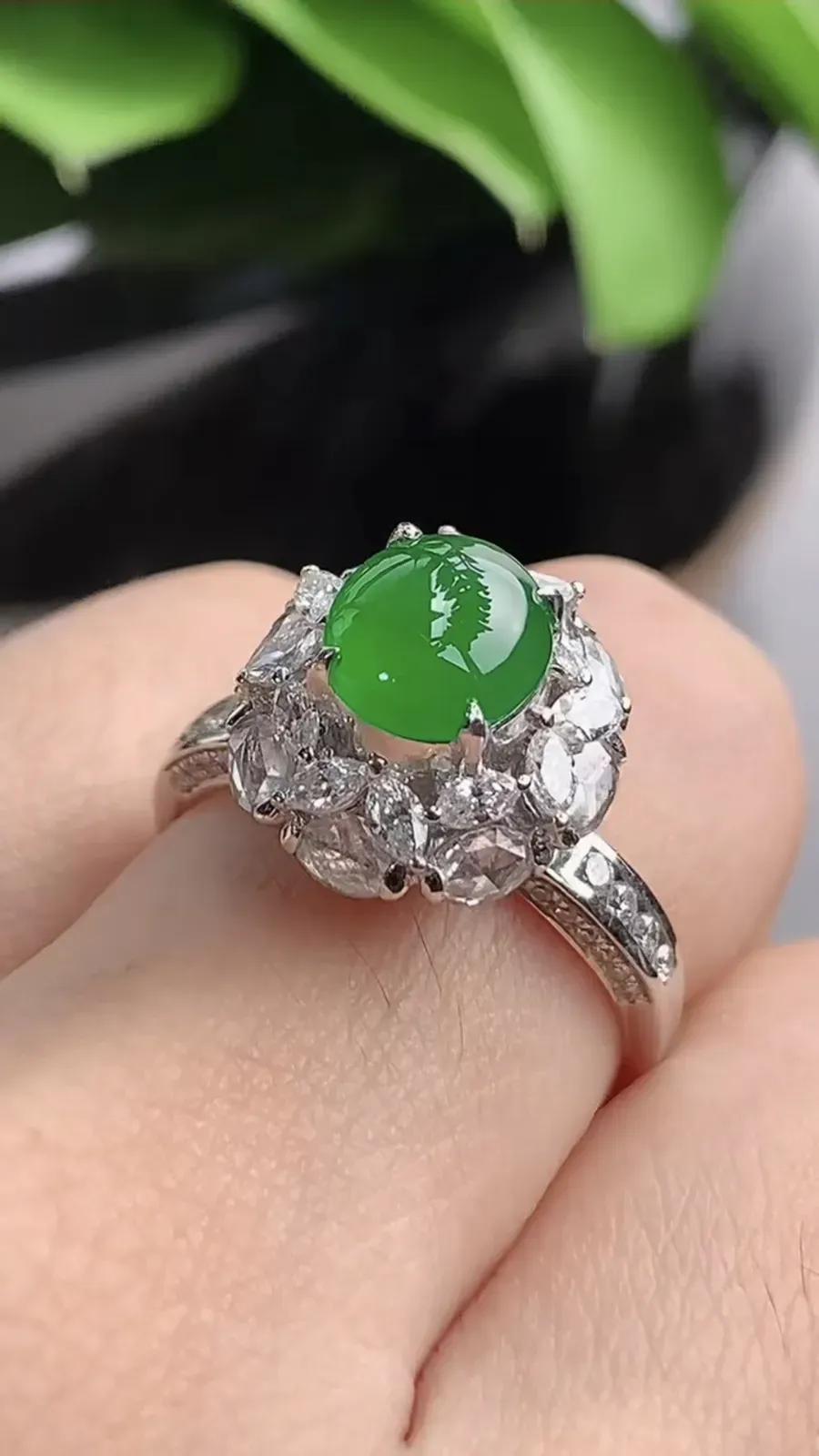 a货翡翠老坑冰种18K金伴钻镶嵌阳绿蛋面戒指 圈口17.5裸石尺寸7.2×6.6mm 重量5.50g 1201