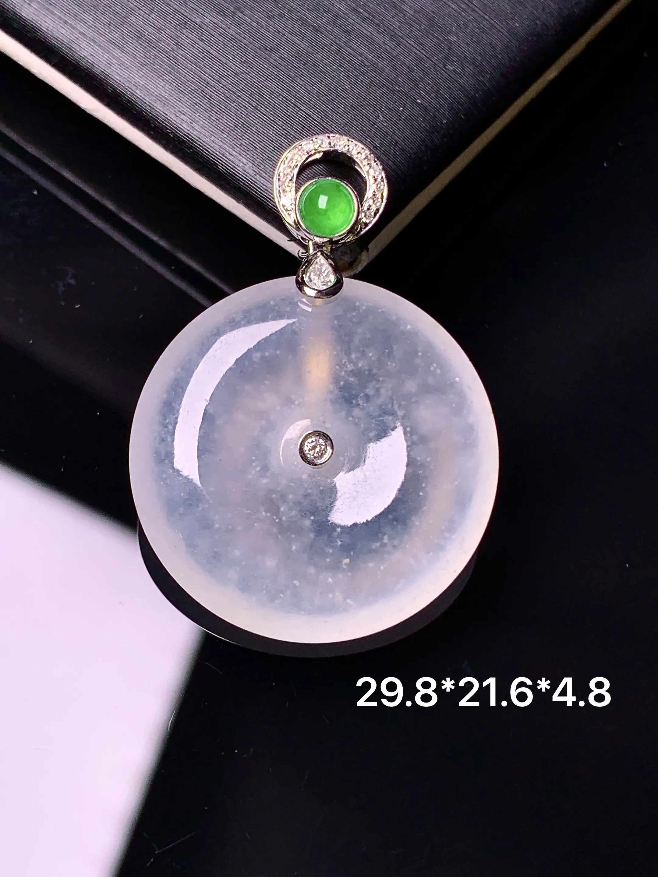 18k金钻镶嵌冰种平安扣吊坠 玉质细腻 色泽清新艳丽  整体尺寸29.8*21.6*4.8