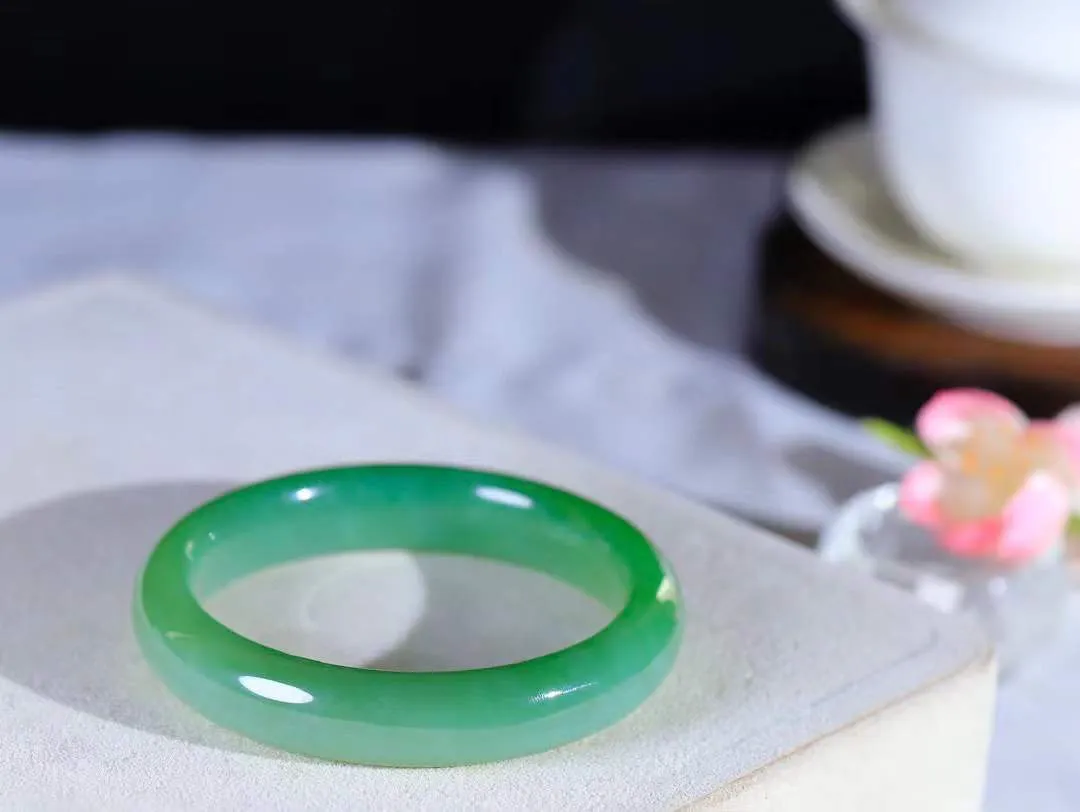 【诗情画意.手镯】

收藏传家级臻品️和田玉碧玉猫眼手镯   细腻油脂,手感润滑。意韵飘渺，温雅