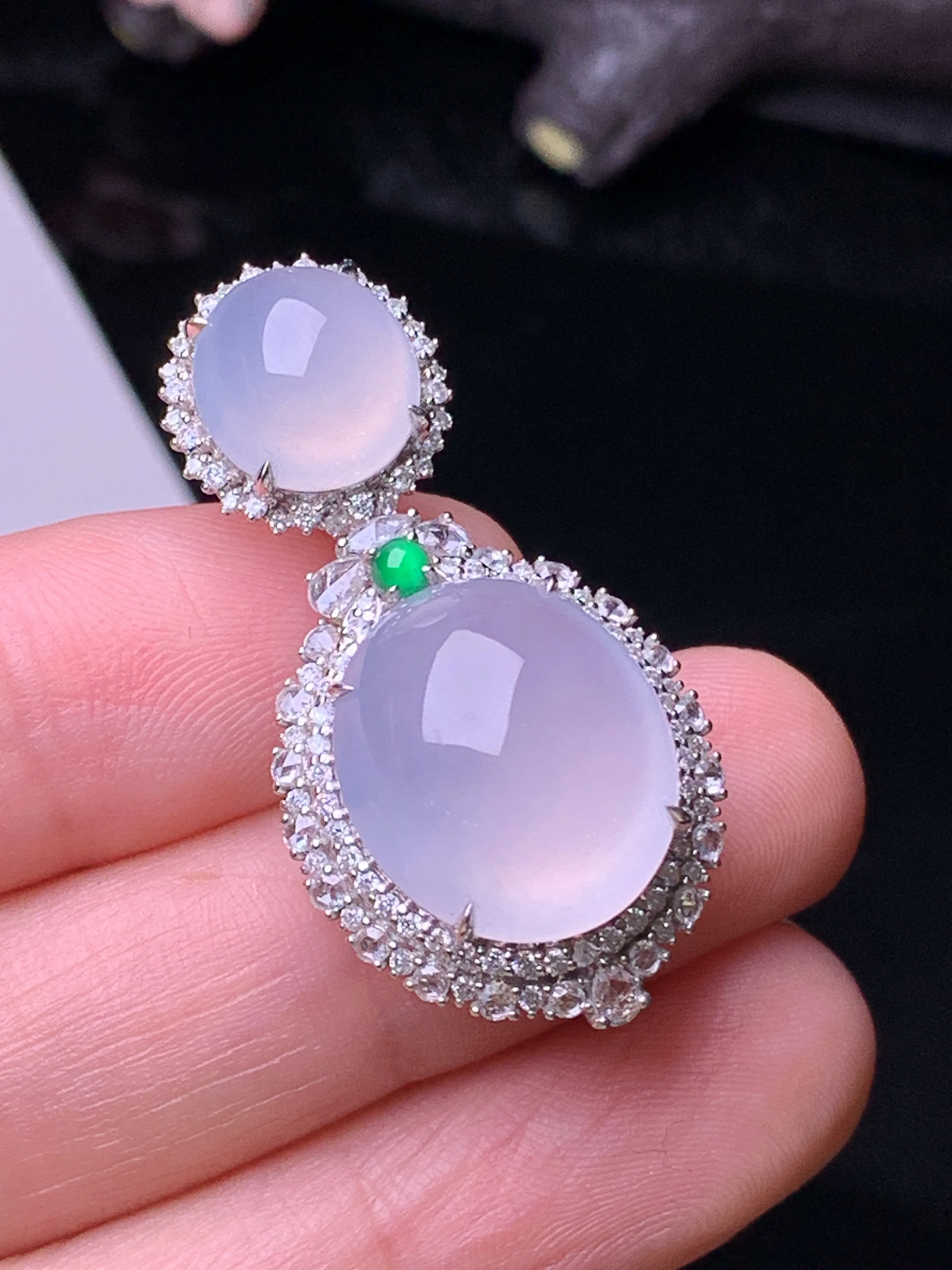 18k金钻镶嵌冰种蛋面吊坠 玉质细腻 色泽清新艳丽 整体尺寸35*18*12.8