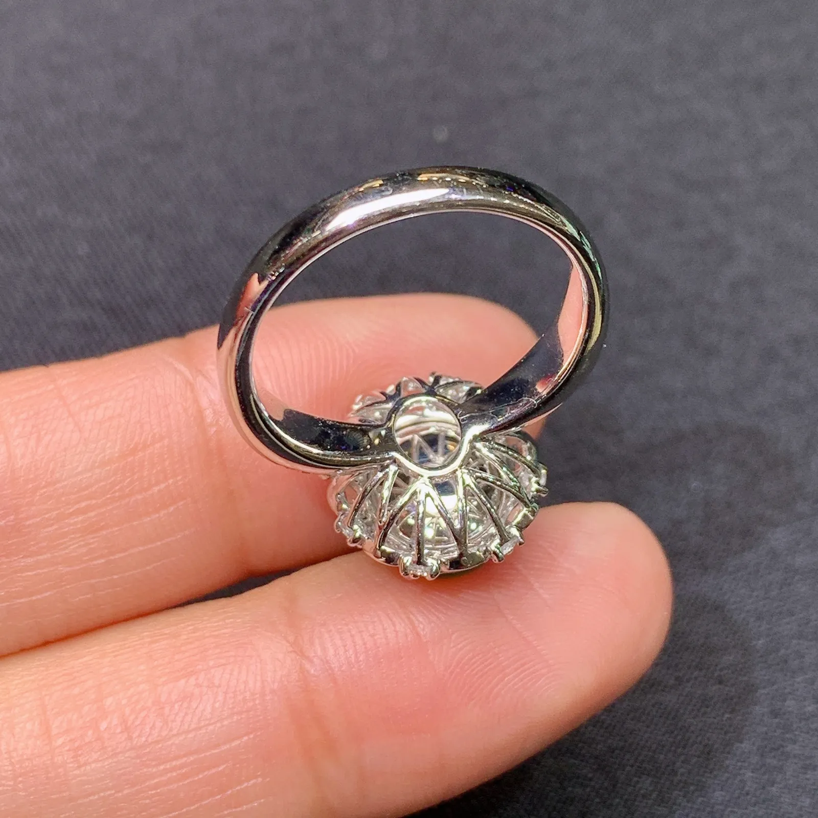 阳绿蛋面戒指 18k金镶嵌，色泽鲜阳，冰润细腻，种水足，圈口14 裸石9.6*7.8*3.3