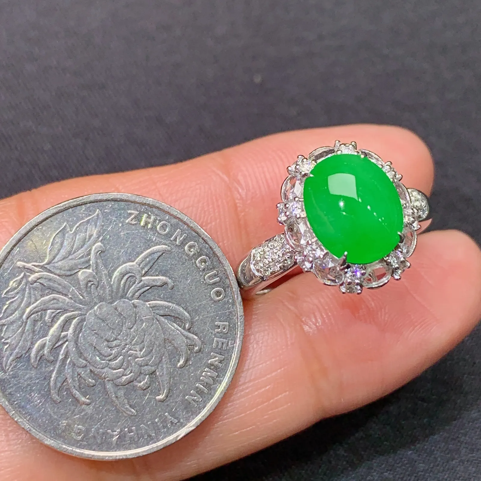 阳绿蛋面戒指 18k金镶嵌，色泽鲜阳，冰润细腻，种水足，圈口14 裸石9.6*7.8*3.3