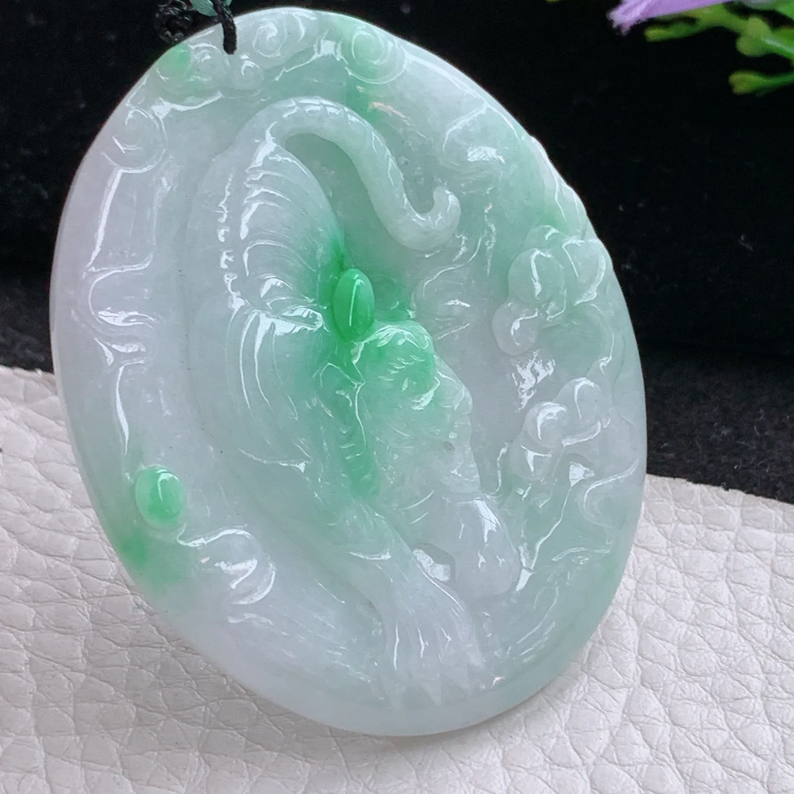 bg自然光53*44*6天然缅甸翡翠飘阳绿下山虎 生肖虎玉吊坠 毛衣坠