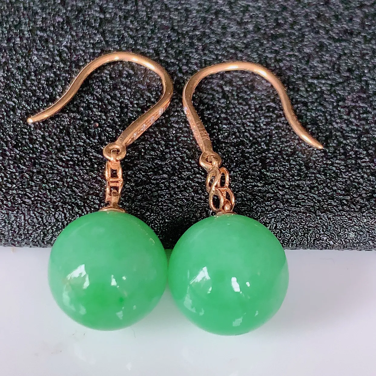 自然光实拍 18k金镶嵌满绿翡翠圆珠耳坠，沁人心脾，豪华镶嵌而成，耳坠佩戴效果大气出众，尽显气质。种