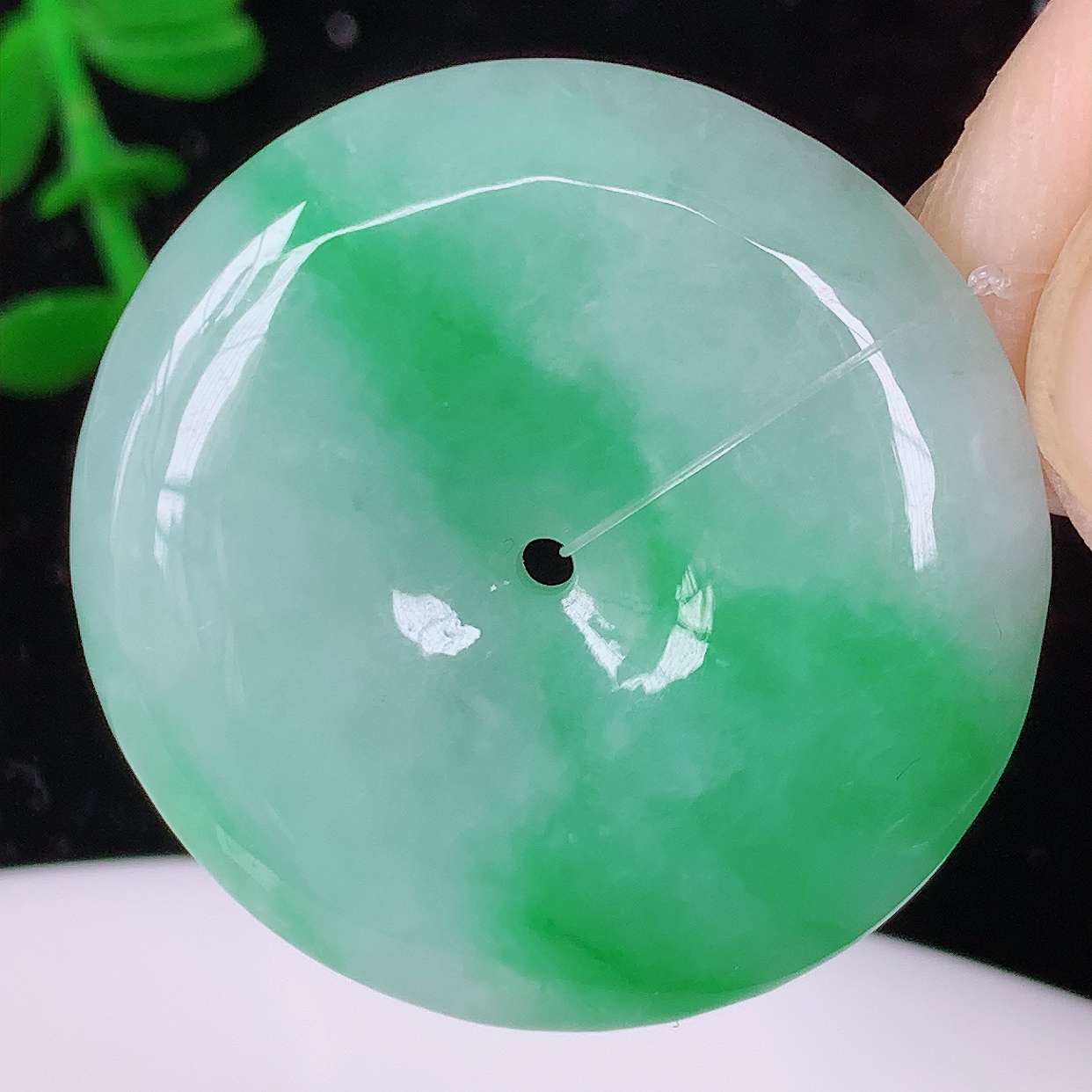 自然光实拍，水润飘绿翡翠平安扣吊坠，品相佳，美感十足，寓意平平安安，平安扣佩戴精美时尚！#49.29