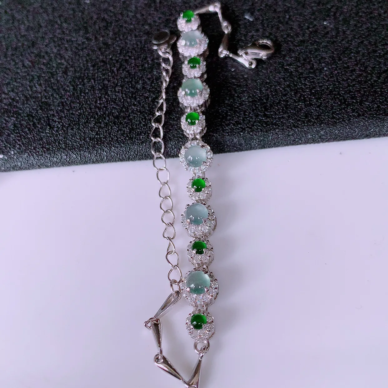 冰透满绿翡翠925银镶嵌手链，自然光实拍，翠色灵动，颜色漂亮，种老水足，品相佳，佩戴佳品！#97.29取一整体6.2*6.2*5.8裸石3.8*3.8