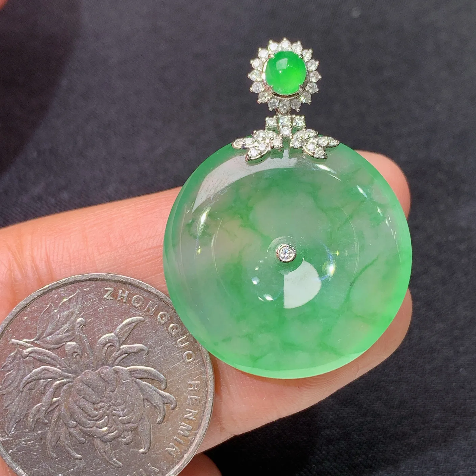 冰飘绿平安扣吊坠，18k金镶嵌，冰润色阳，玉质细腻，种水足，Cj 尺寸35.3*25.9*5.5