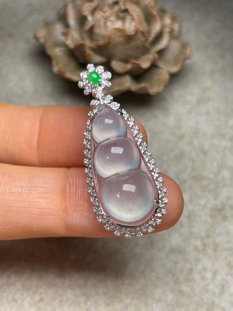 冰种福豆吊坠、真金真钻镶嵌，种水好，玉质细腻 .裸石尺寸 24.0*10.7