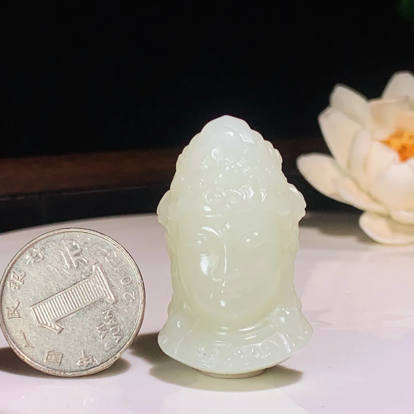 新疆和田玉观音头挂件。尺寸43/26/17重25.8克。玉质细腻油润。手推出油。佩戴高端典雅。lt251201