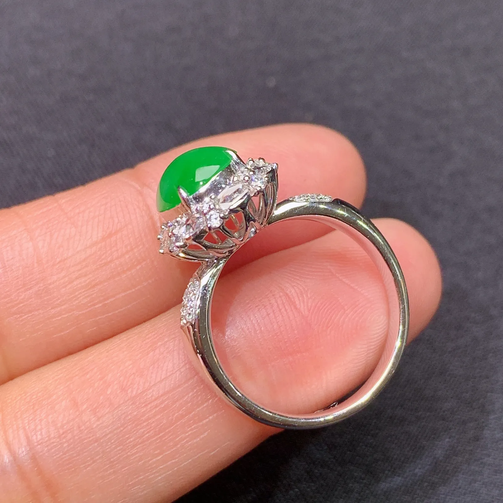 阳绿蛋面戒指 18k金镶嵌，色泽鲜阳，冰润细腻，种水足，圈口14 裸石9.6*7.8*3.3