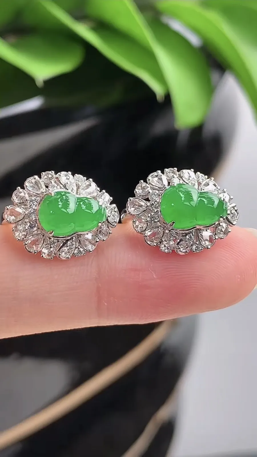 a货翡翠老坑冰种18K金伴钻镶嵌阳绿葫芦耳坠 尺寸7.5×5.5mm 重量4.05g 1201