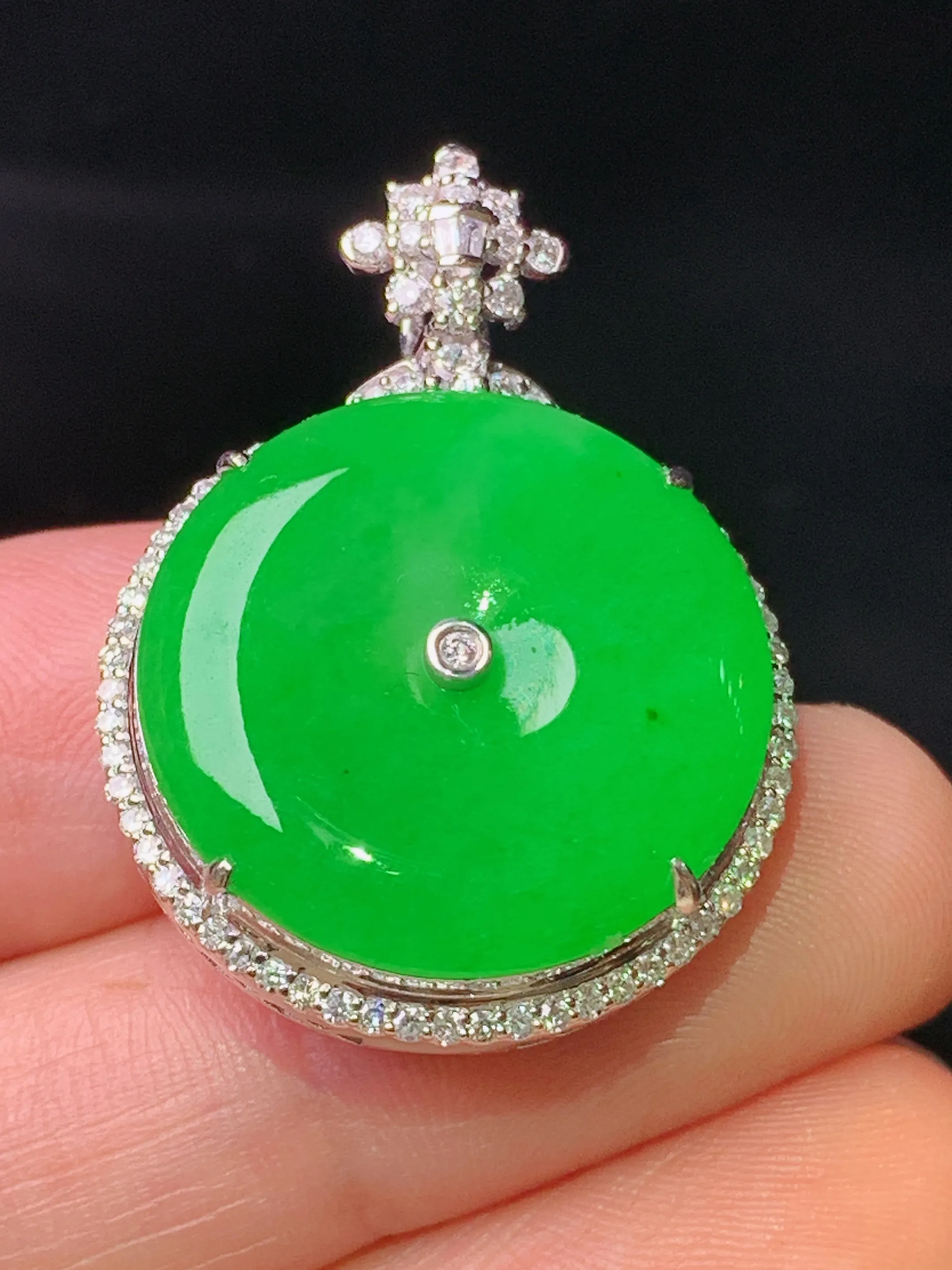 18k金钻镶嵌满绿平安扣吊坠 玉质细腻 色泽清新艳丽 整体尺寸31*22.6*10