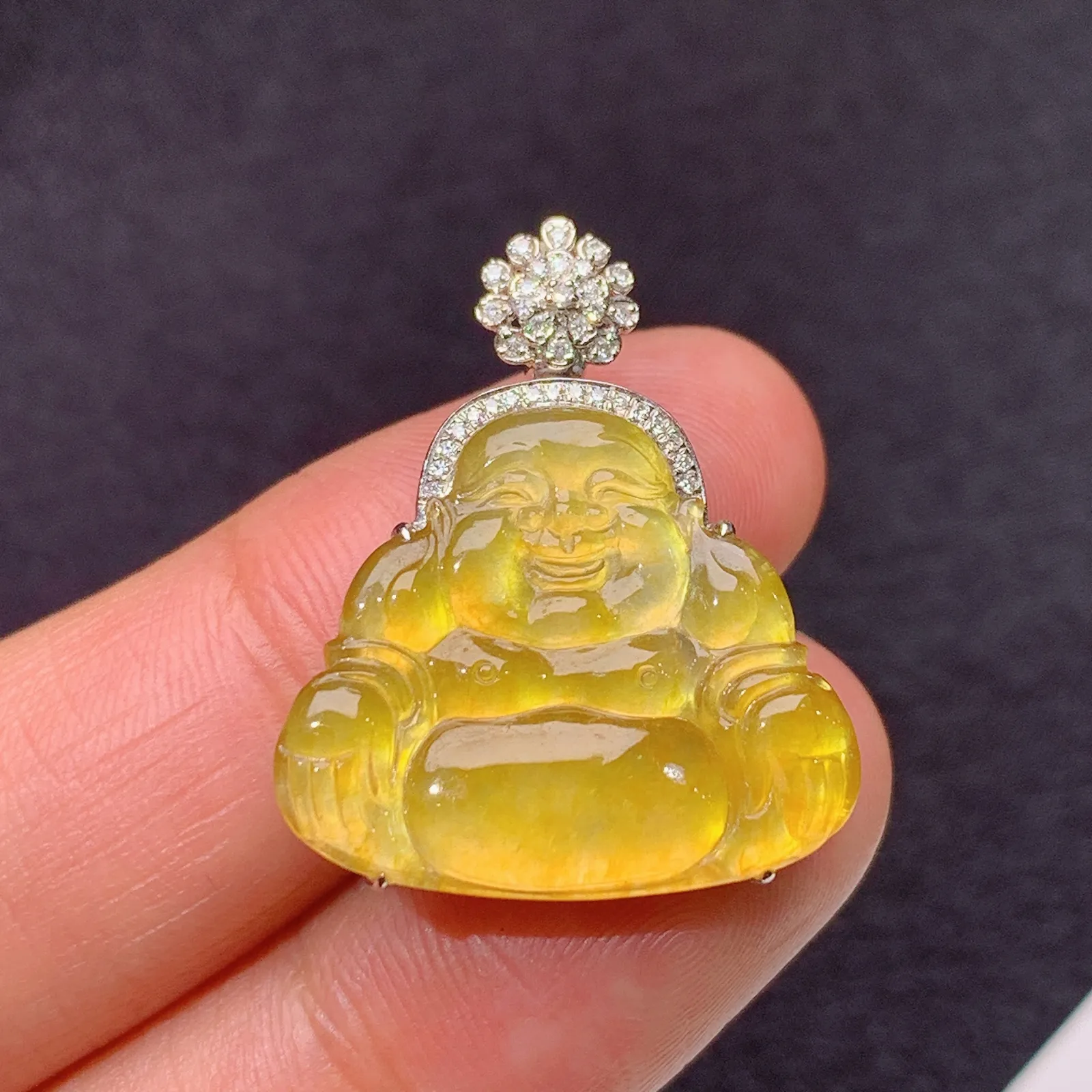 冰黄翡笑佛吊坠，18k金镶嵌，冰透水润，颜色鲜亮 尺寸24.9*20.8*5.1