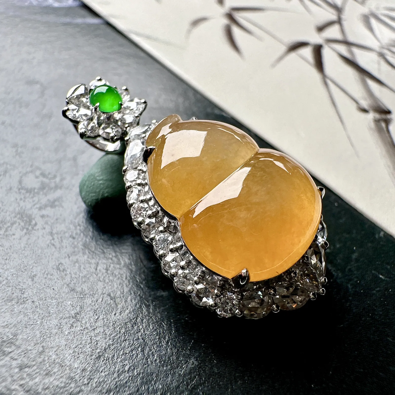 【冰种黄翡葫芦吊坠】质地细腻，冰感十足，晶莹透亮，18K金钻镶嵌，裸石尺寸17.4*14.5*5.5毫米