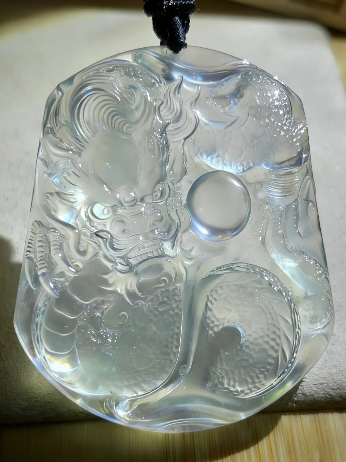 【神龙护主·盛世龙腾】，冰种龙牌，
49.5-43.5-6.5mm，