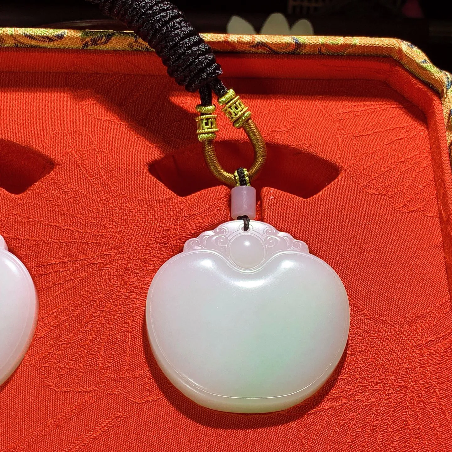 新疆和田玉且末糖羊脂白平安如意锁挂件。尺寸49/50/13重135.8克。白度一级。玉质细腻油润。手推出油。佩戴高端典雅。lt251201