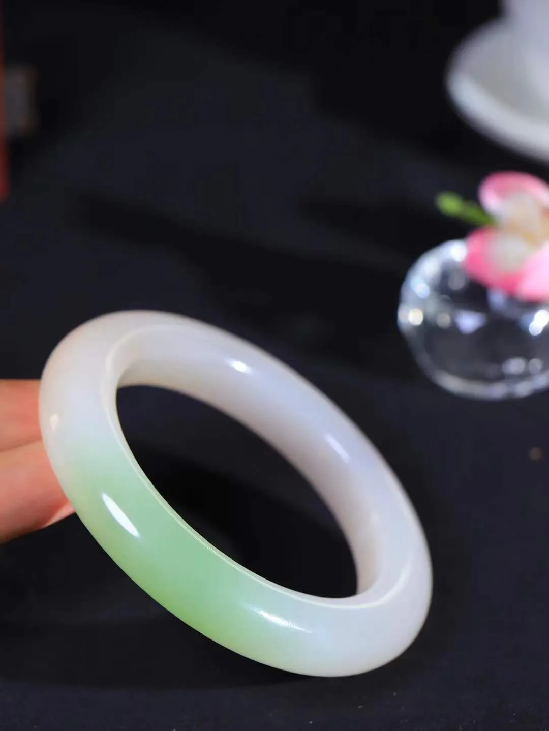 【婉约佳人.手镯】

典藏传家级臻品️和田玉三色手镯 玉质温润细腻 油性十足 手感舒适，高华雅逸，线条流畅，简约大气，美自天成，素雅高贵。佩戴于腕间，婉约之美，举手投足间透出那份低调奢华。重94克 内径60mm  尺寸13.2-12.4mm   FDA-44120233