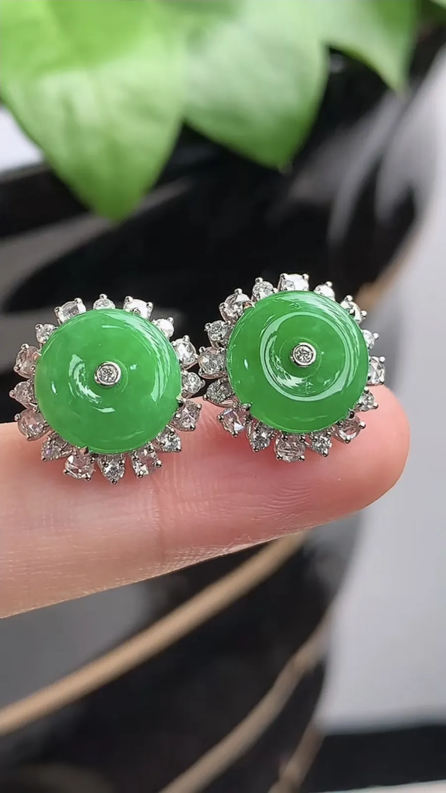 a货翡翠老坑冰种18K金伴钻镶嵌阳绿平安扣耳钉 尺寸10.4mm 重量4.26g 1204