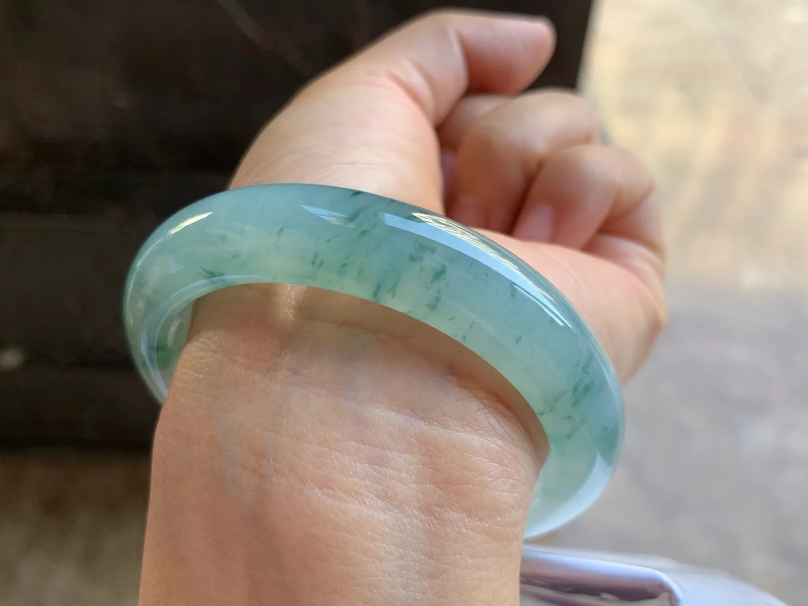 55.5-12.6-9mm
冰种飘花手镯 水润光花色漂亮 清爽