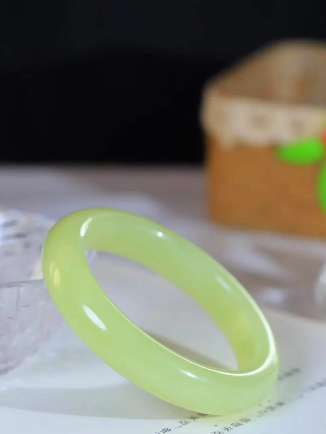 （冬日暖阳.手镯）

精品️和田玉黄口手镯 质地油润，大气雅致，清风明月潺潺，浮浮洗尽铅华随于心，净于念……重73.7克  尺寸60-13.9-9.9mm fDA-99120374