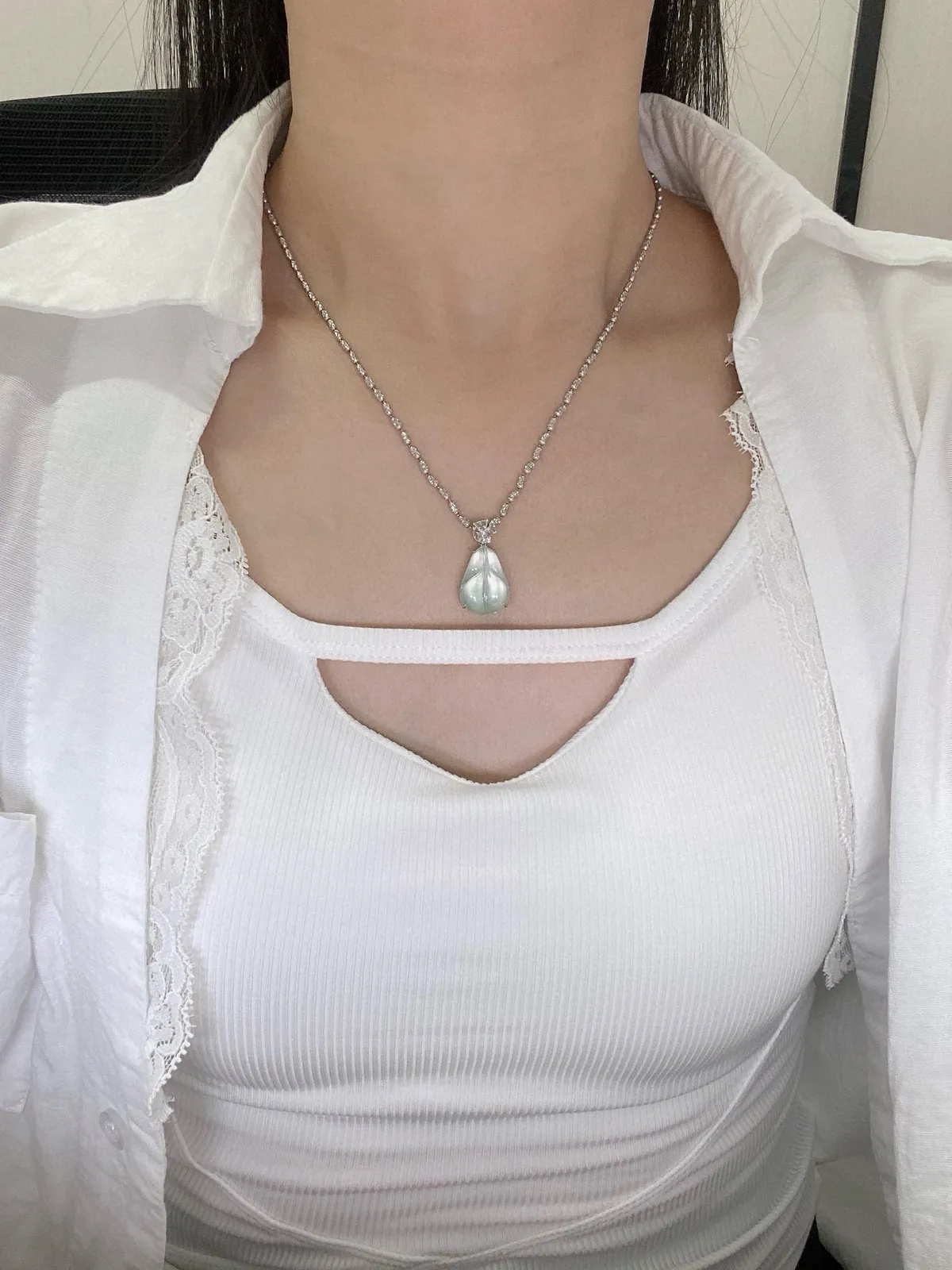 【冰种叶子】金枝玉叶，质地细腻，冰润透亮，光泽出众，18k金钻镶嵌，裸石尺寸18*13*3.8毫米