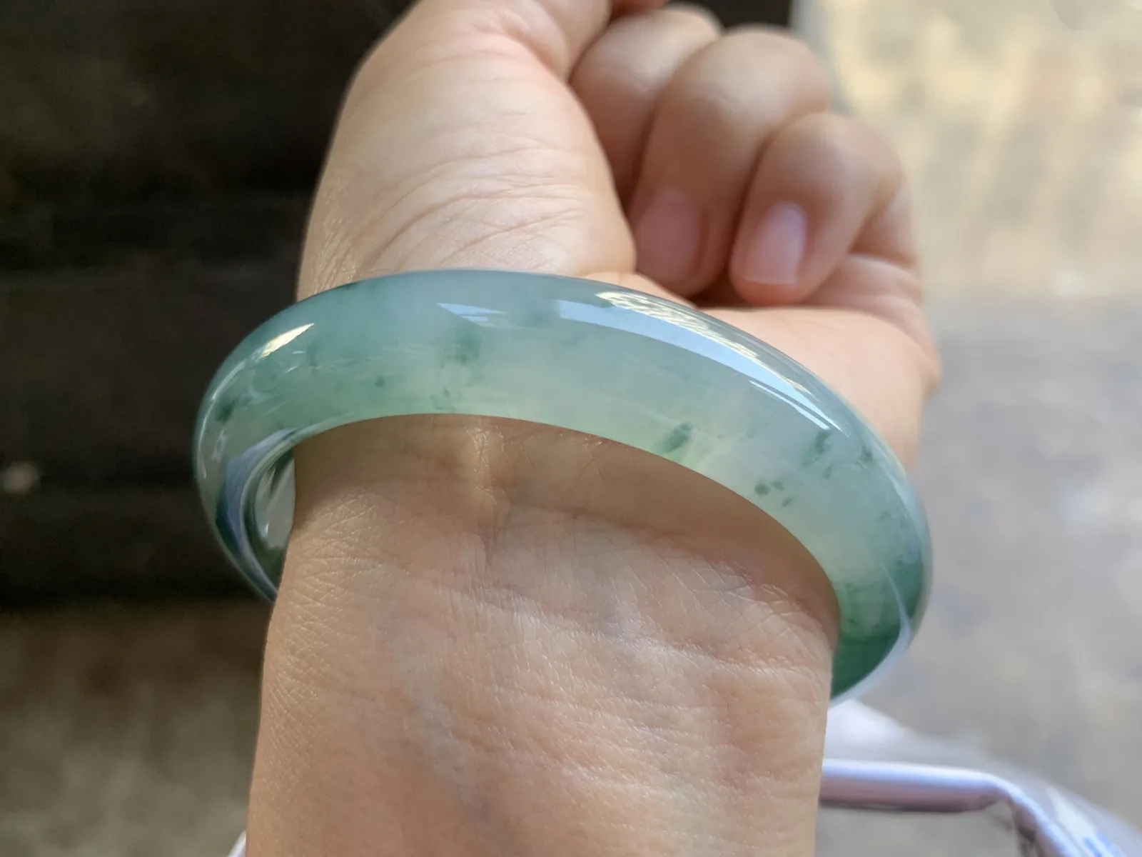 56-12.4-8mm
冰种飘花手镯 底子细腻 花色浓郁