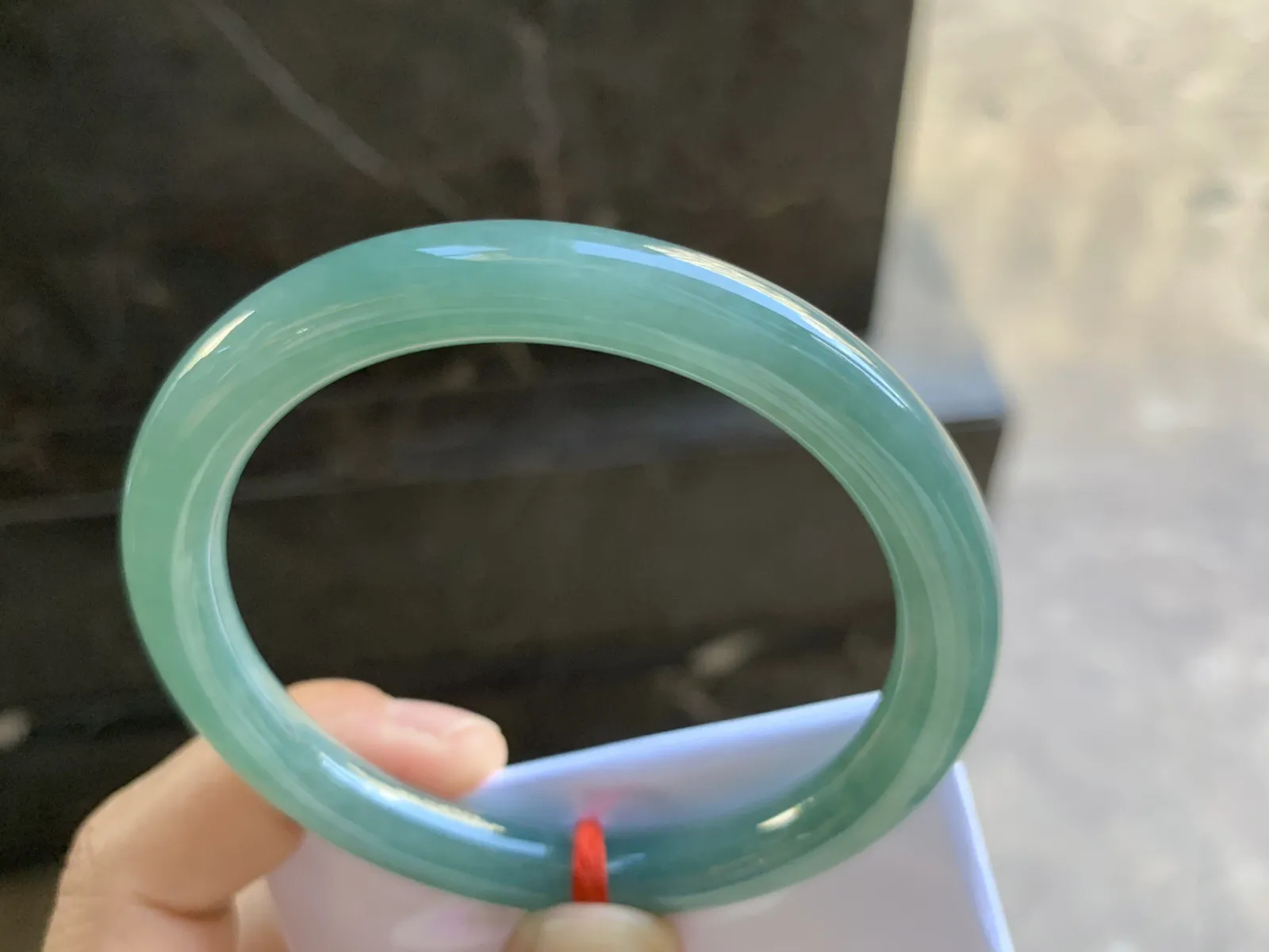 57-8.3mm
油青圆条手镯 底子细腻 颜色浓郁