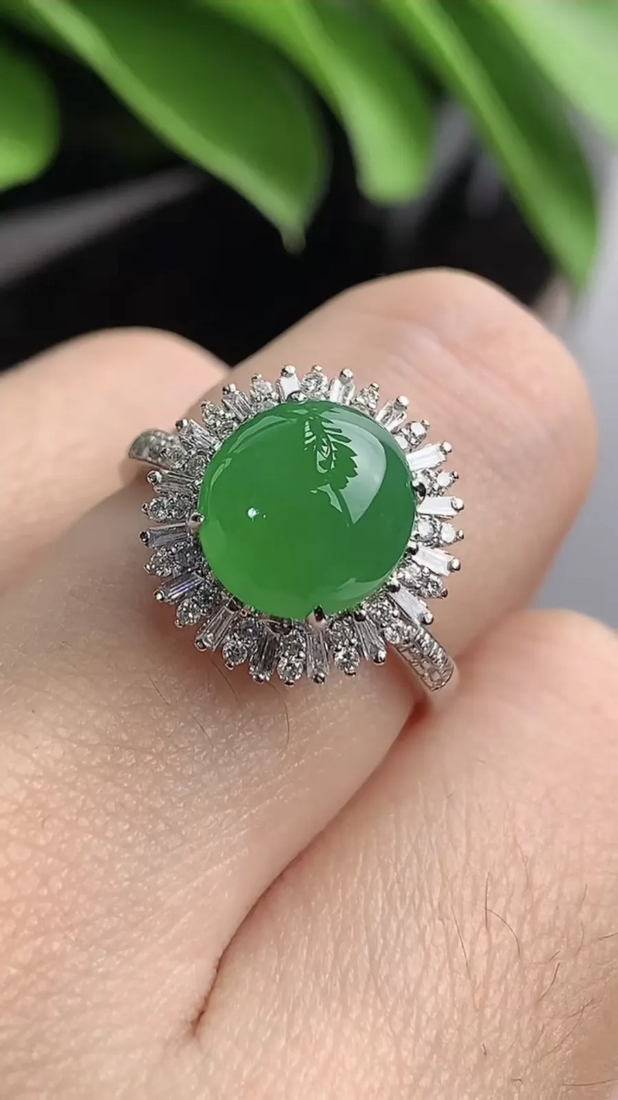 a货翡翠老坑冰种18K金伴钻镶嵌阳绿蛋面戒指 圈口17.4裸石尺寸9.4×8.5mm 重量3.72g 1203