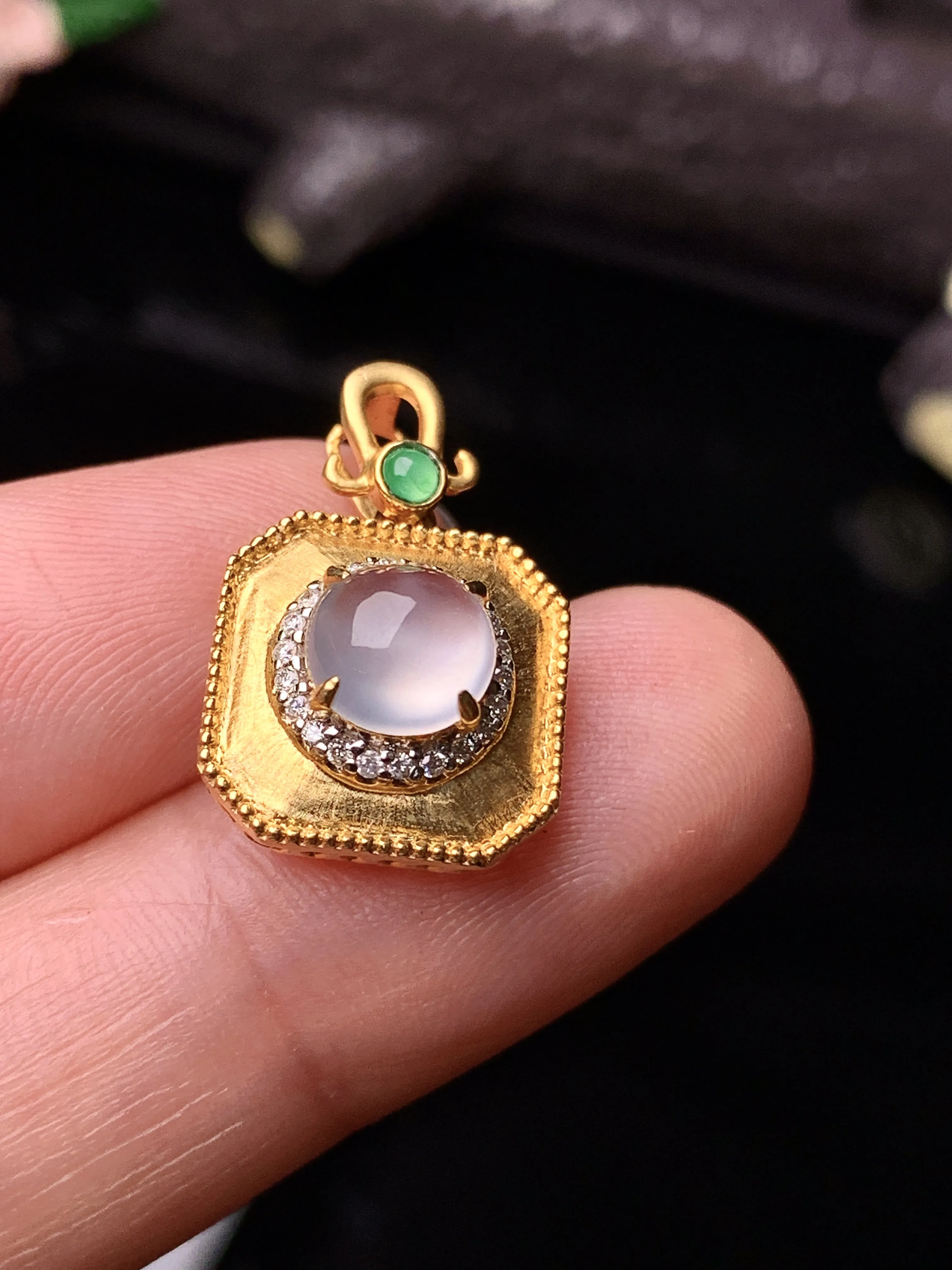 18k金钻镶嵌冰种蛋面吊坠 玉质细腻 色泽清新艳丽 整体尺寸19.5*13*8.3