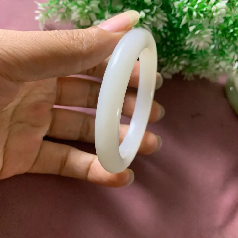 和田玉55圈口羊脂白玉手镯，玉质特细腻油润，白度一级，高脂粉，品相超赞，️萦绕腕间时，古韵不失时尚，素雅不失品味，细腻光滑的触感，使人沉醉，气质高