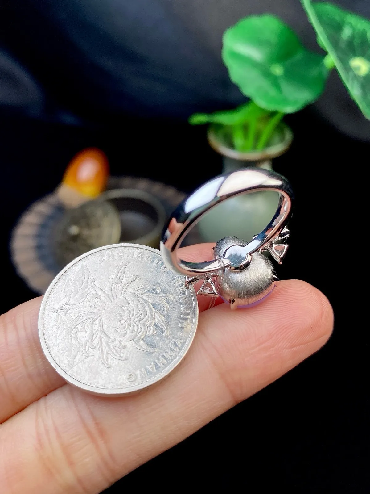 【冰种紫葫芦戒指】质地细腻，冰透纯净，唯美漂亮，珍藏品质，18K金钻镶嵌，裸石尺寸12.2*9.8*5毫米，佩戴很漂亮。