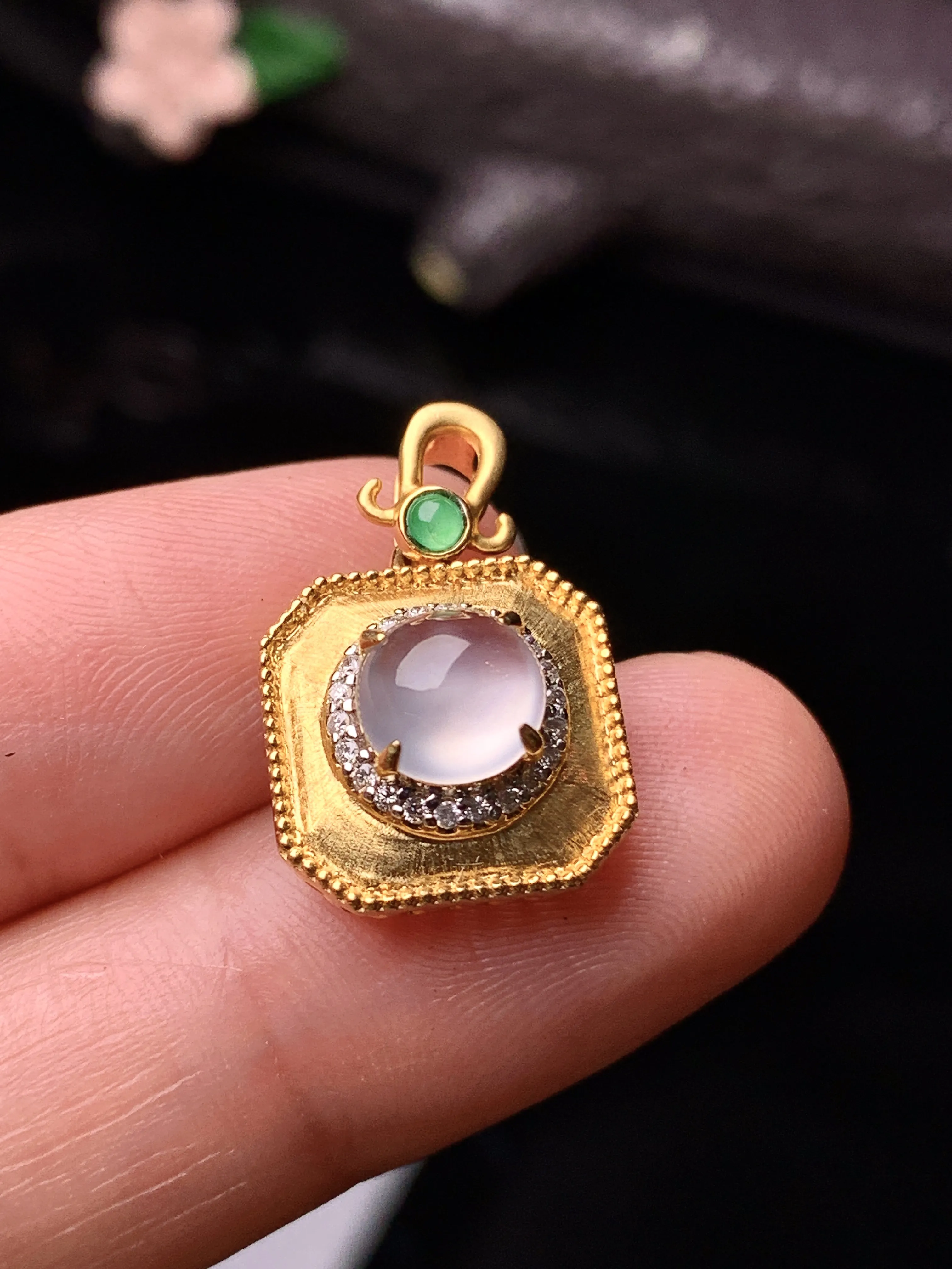 18k金钻镶嵌冰种蛋面吊坠 玉质细腻 色泽清新艳丽 整体尺寸19.5*13*8.3