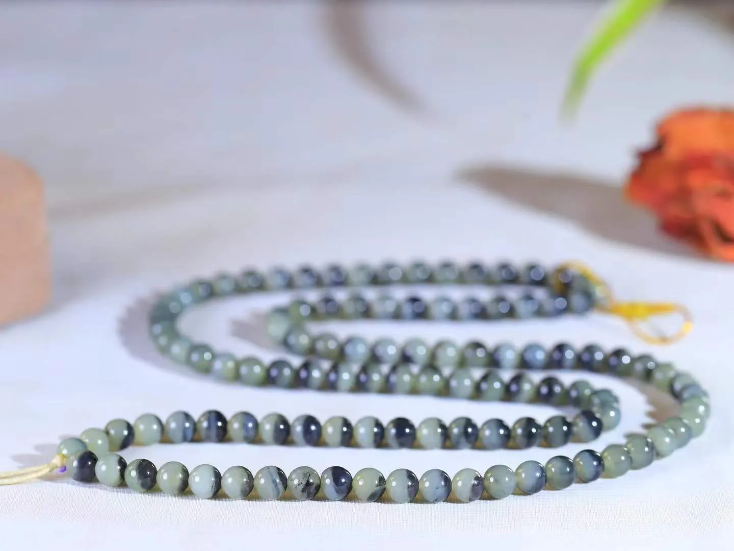 【珠圆玉润.挂链】

精品和田玉青花珠圆玉润挂链 玉质温润细腻 油性十足 佩戴舒适。珠珠落玉盘，间关