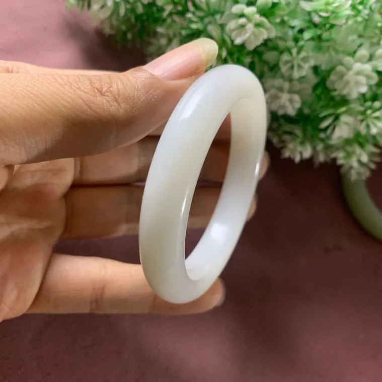 和田玉57.5圈口羊脂白手镯，玉质细腻油润 底色纯净 无裂无杂 脂粉好，品质好