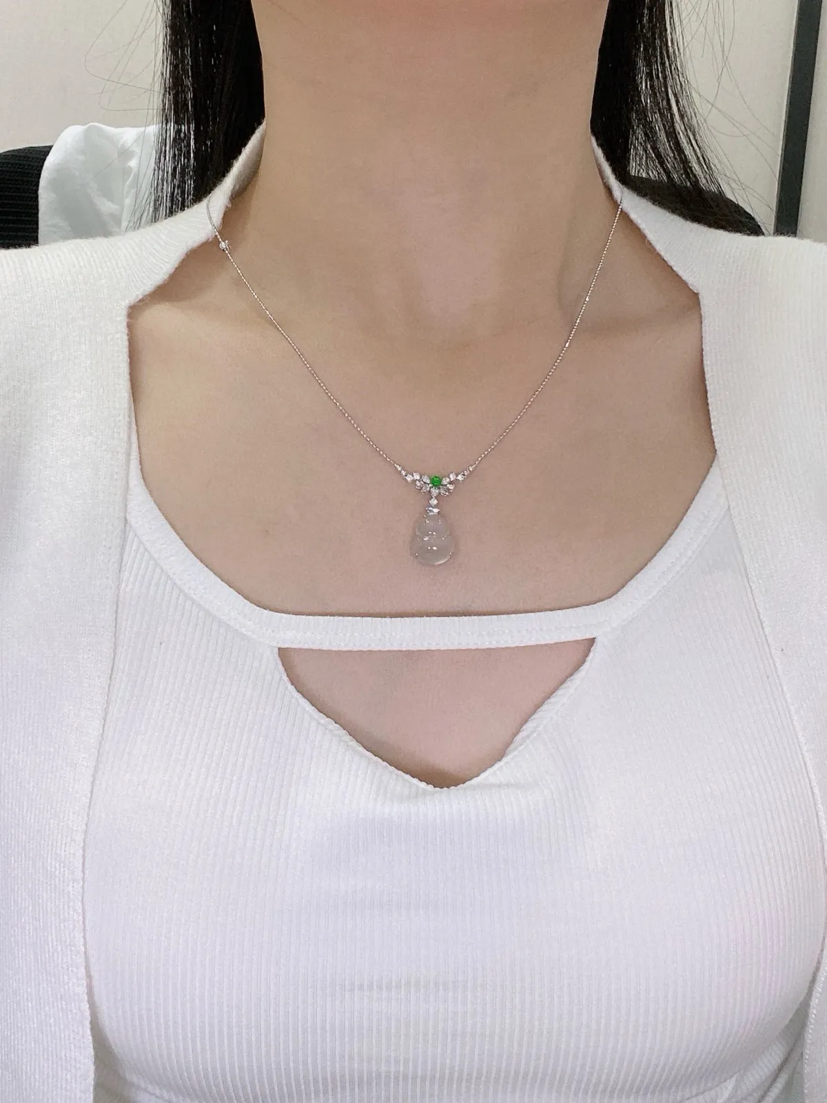 【冰种葫芦吊坠】质地细腻清爽，荧光感强烈，起刚光强烈，18K金钻镶嵌，裸石尺寸13.5*11.2*5.1毫米