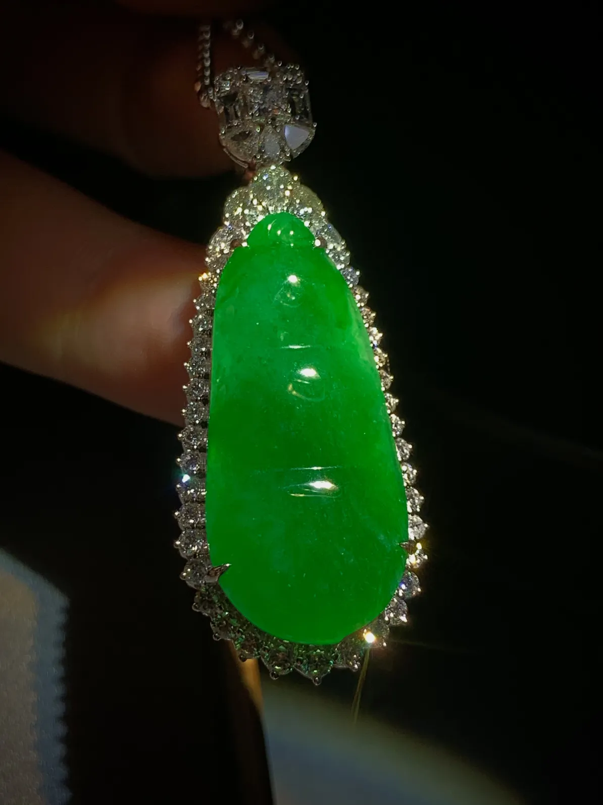 辣绿四季平安豆子，裸石32-14.5-3mm，
整体47.5-19-11.5mm，18K金，南非钻，
11.18g，不含链