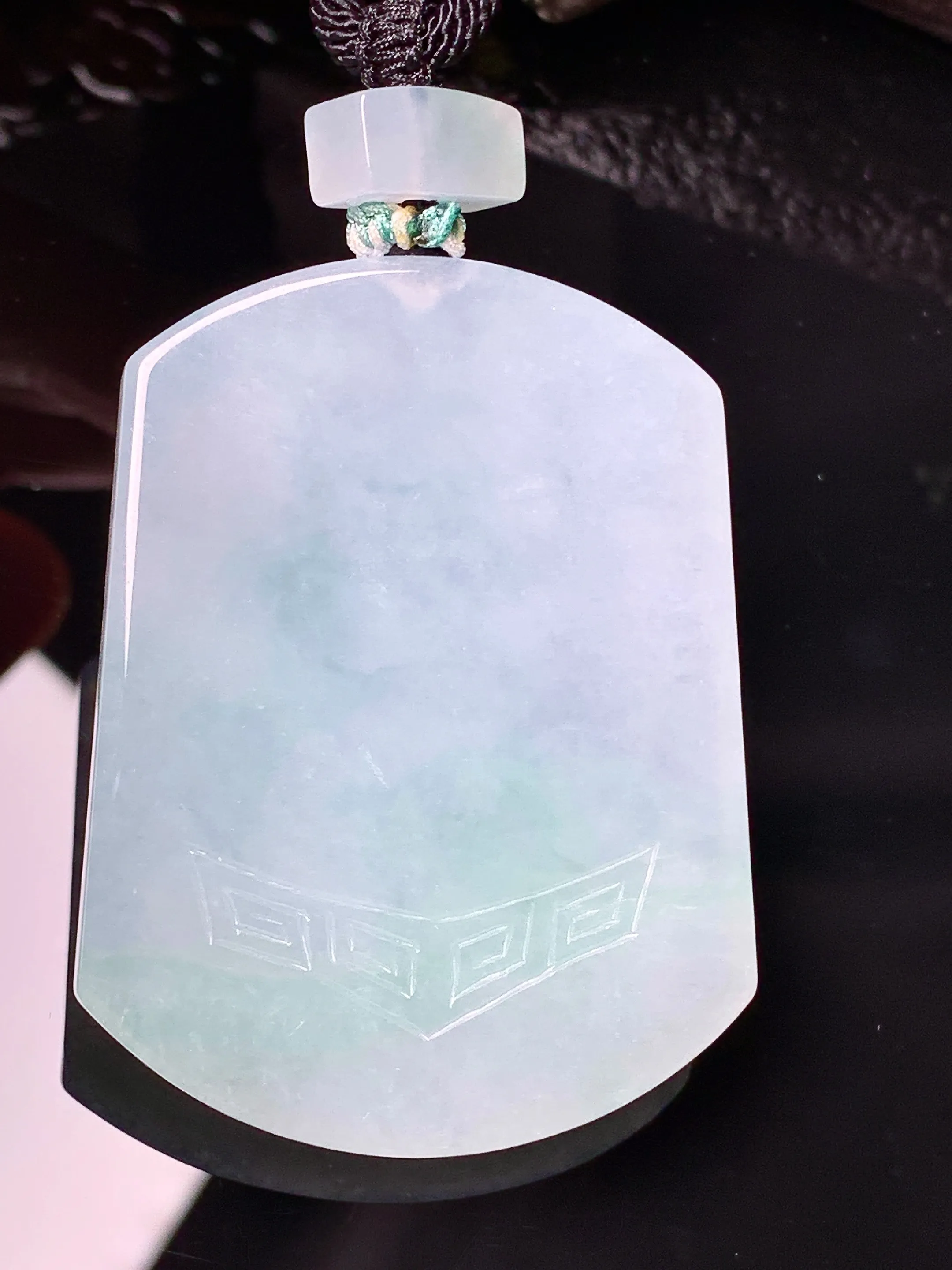 飘绿无事牌吊坠 玉质细腻 色泽清新艳丽 整体尺寸48.5*36.8*5.5