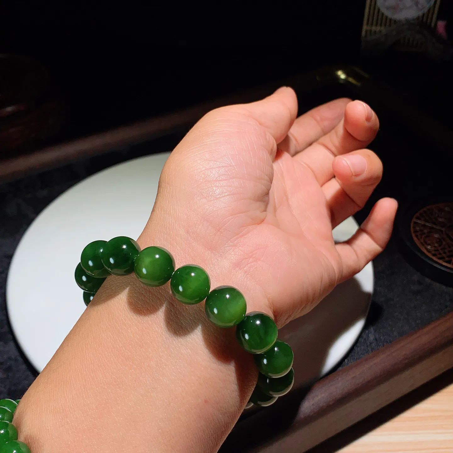 和田玉菠菜绿猫眼俄罗斯碧玉手串。单颗尺寸12！玉质细腻油润。手推出油。佩戴高端典雅。lt251203