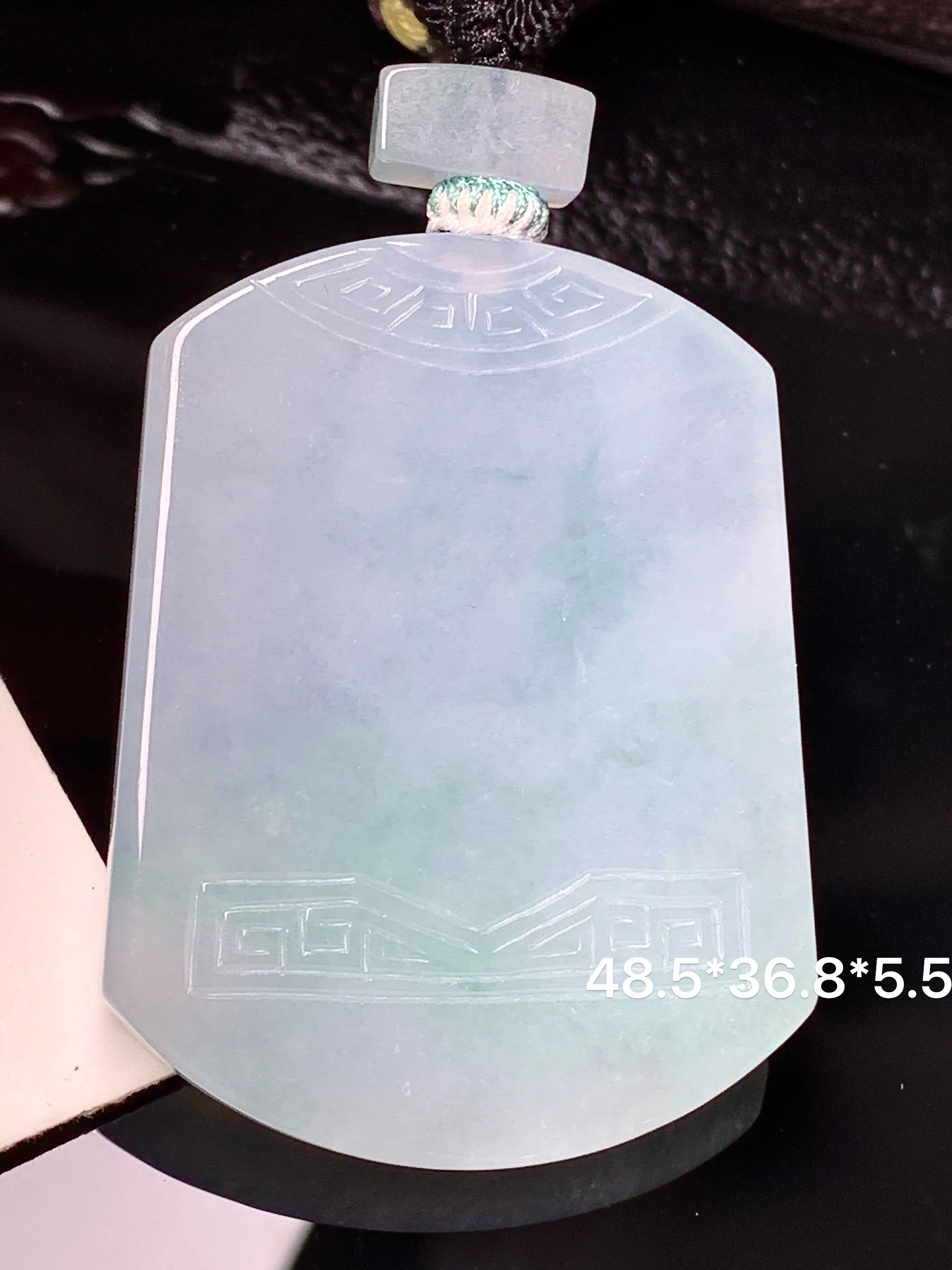 飘绿无事牌吊坠 玉质细腻 色泽清新艳丽 整体尺寸48.5*36.8*5.5