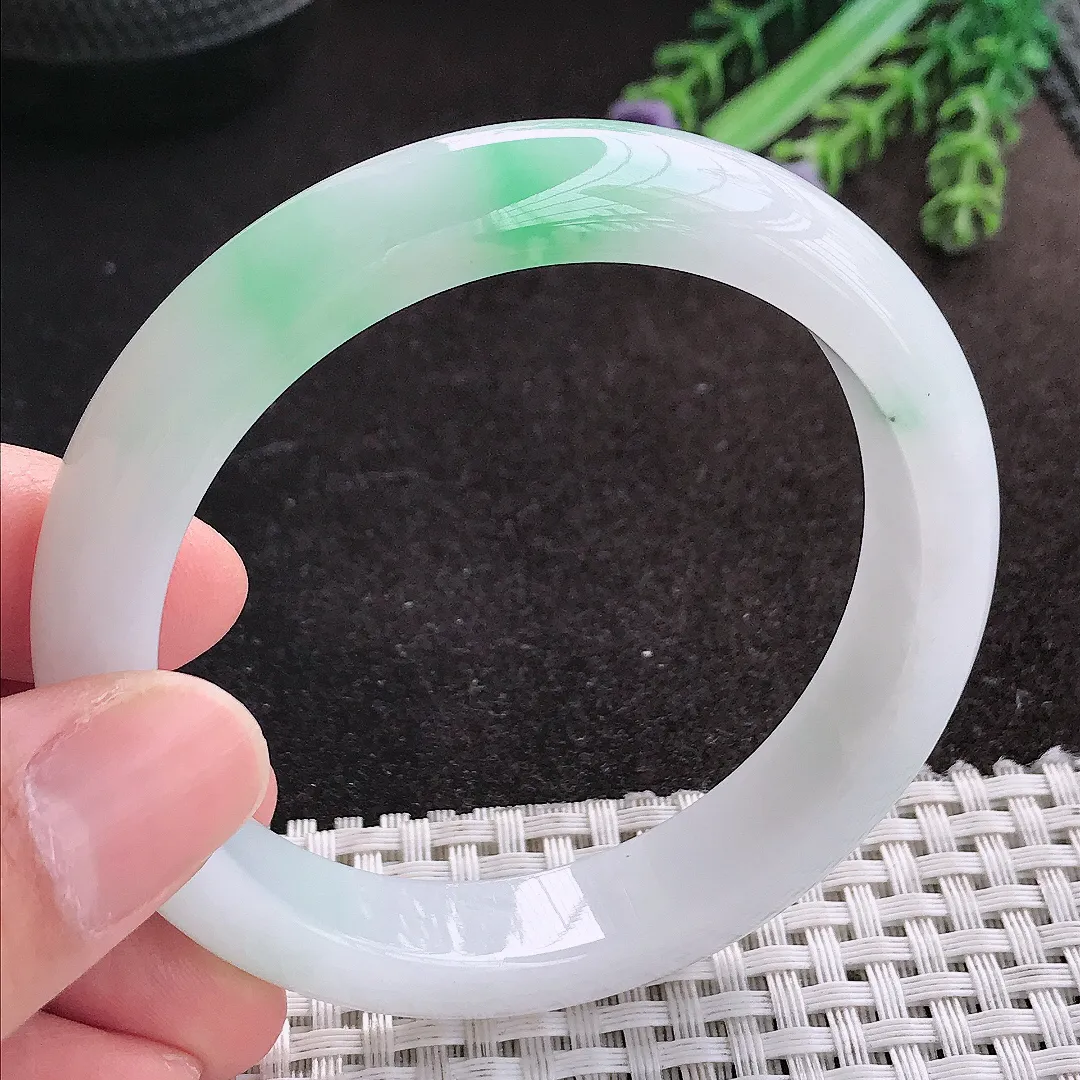 天然A货翡翠56.5/12/8.2老坑精美冰润飘绿手镯白底青宽边玉手镯