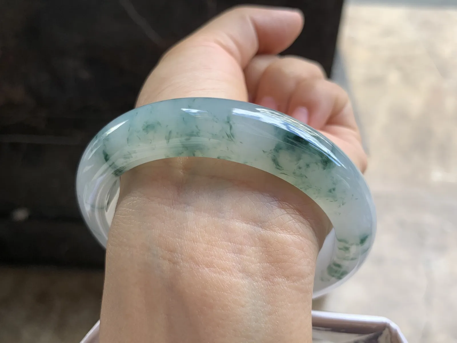 60-13.4-9.4mm
飘花大圈口手镯 底子细腻 花色灵动