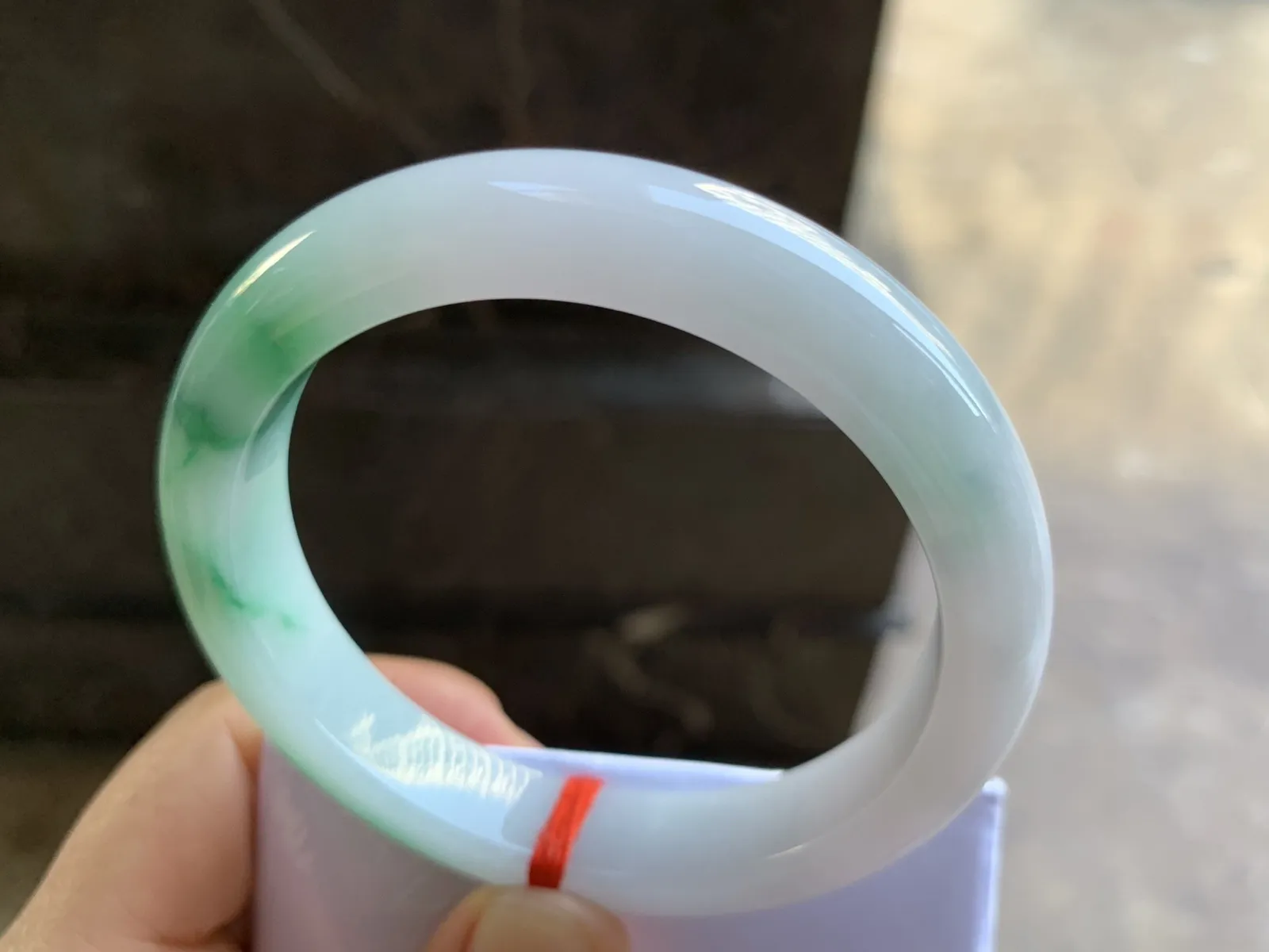 57-11.7-8.7mm
白底青手镯 底子细腻 颜色漂亮