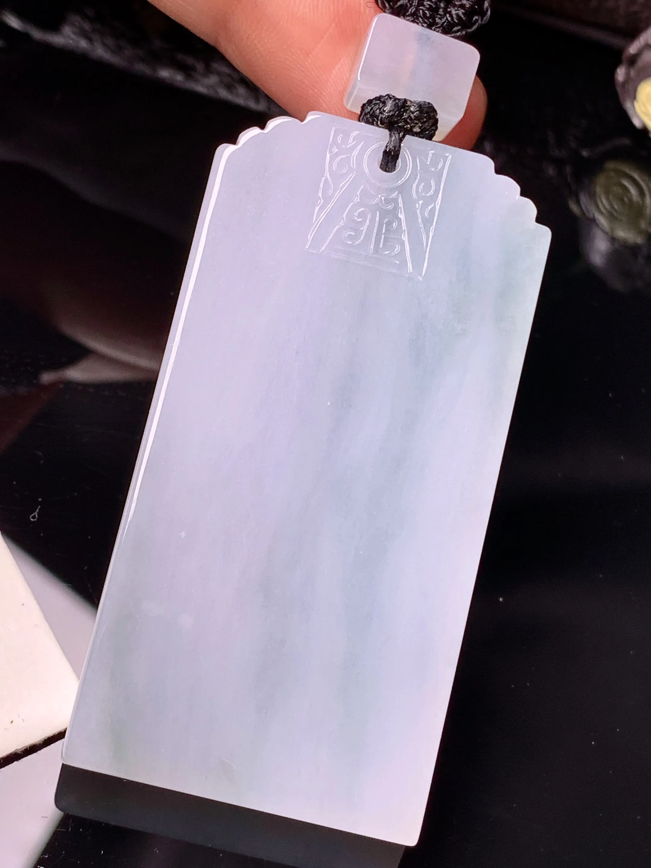 雕花无事牌吊坠 玉质细腻 色泽清新艳丽 整体尺寸56.5*27*6.2