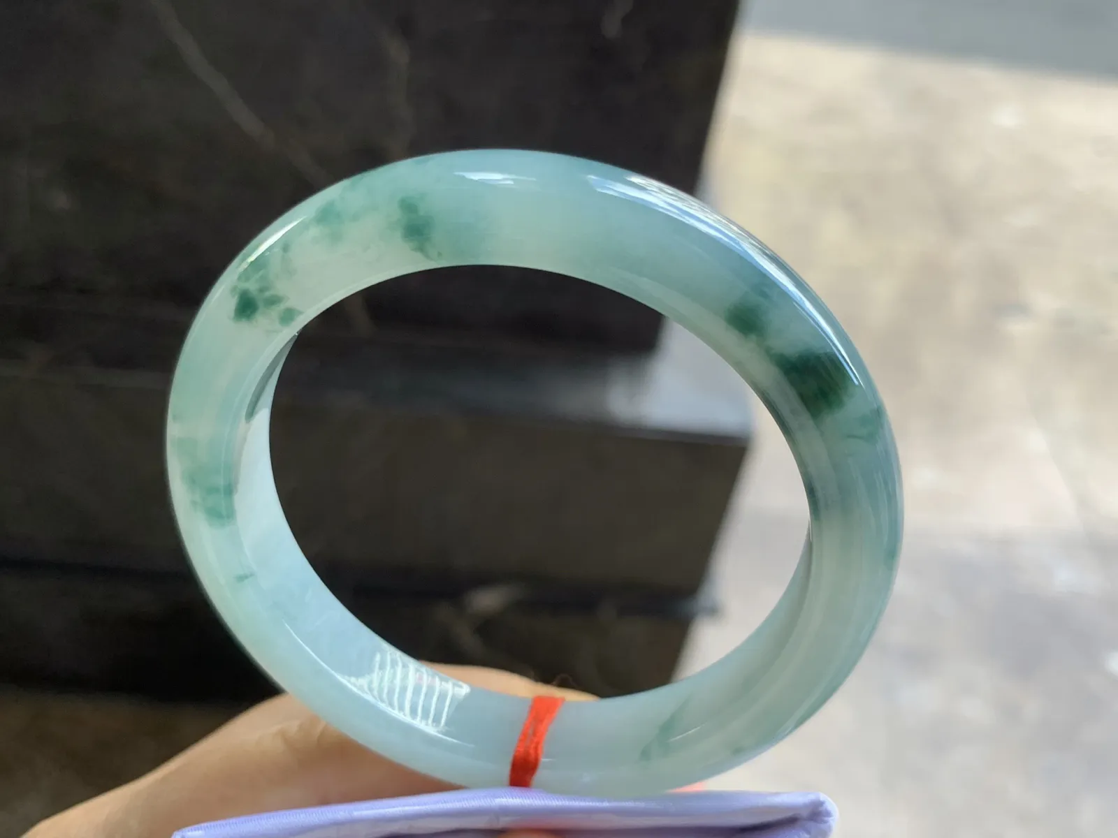 58.5-11.2-8.7mm
飘花手镯 底子细腻 山水花色 浓郁 韵味悠长