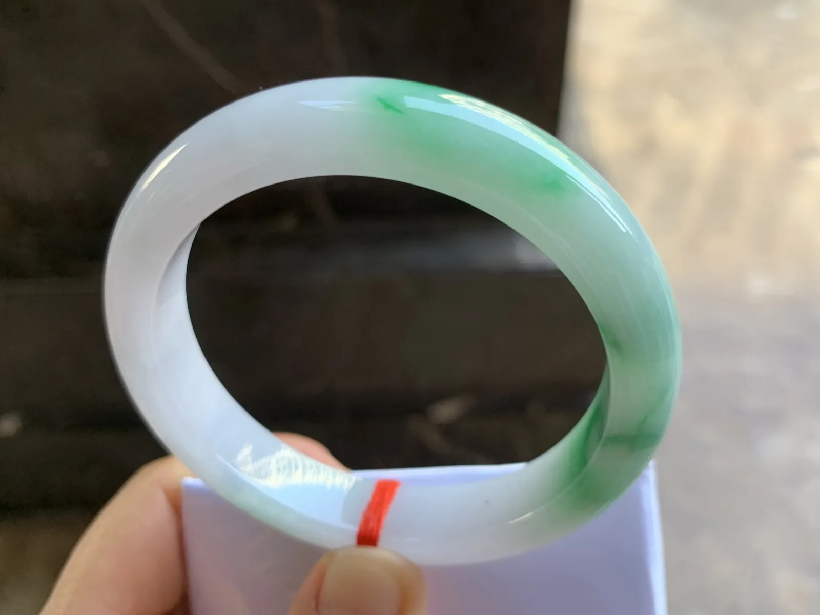 57-11.7-8.7mm
白底青手镯 底子细腻 颜色漂亮