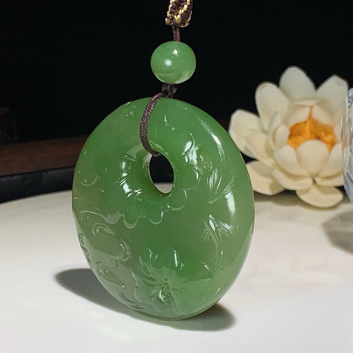 和田玉青海翠翠青连年有余圆牌挂件。尺寸53/12重62克。玉质细腻油润。手推出油。佩戴高端典雅。lt251203